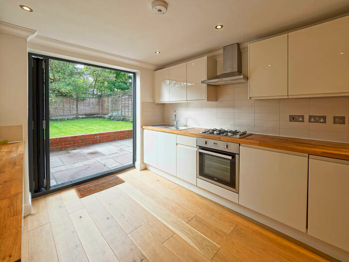 2 Bedroom Flat To Rent In Duckett Road, London, N4