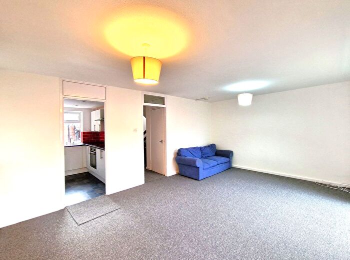 2 Bedroom Flat For Sale In Downs Road, Luton, LU1