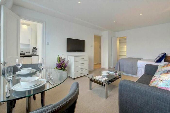 1 Bedroom Flat To Rent In Hill Street, London, W1J