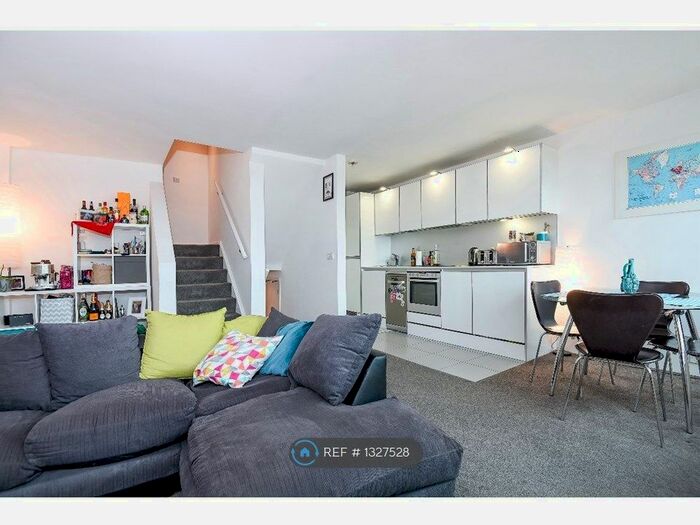 2 Bedroom Flat To Rent In Aragon Tower, London, SE8
