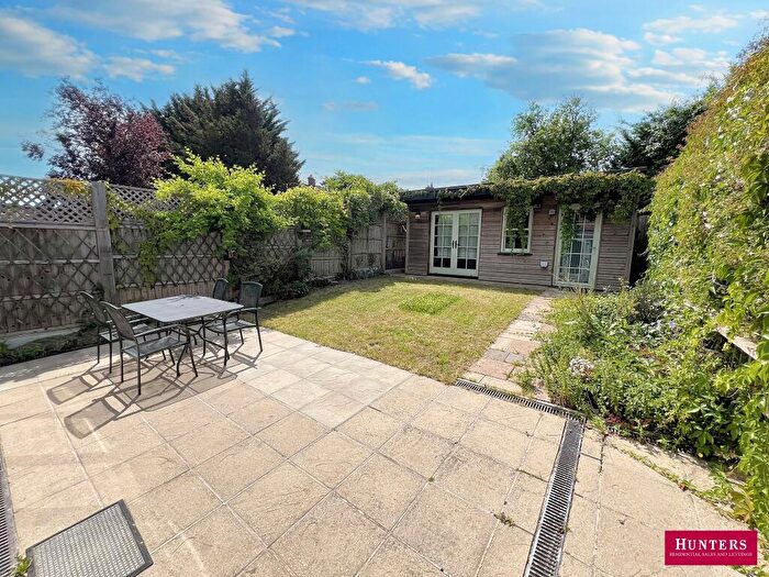 2 Bedroom Bungalow For Sale In Derwent Avenue, East Barnet, Barnet, Greater London, EN4