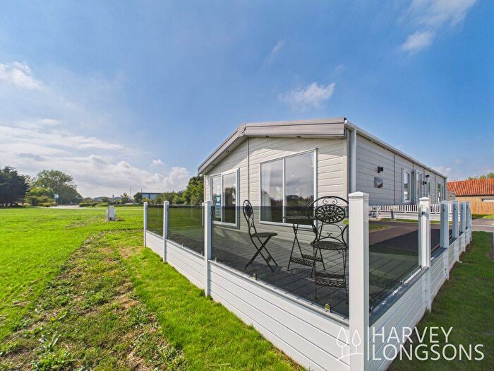 2 Bedroom Park Home For Sale In Pakefield Holiday Park, NR33