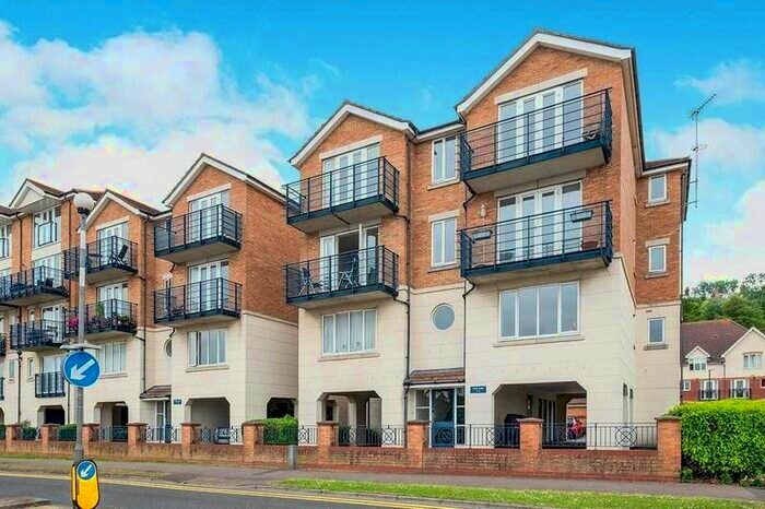 2 Bedroom Flat To Rent In Hamilton Court, Fennel Close, The Esplanade, Rochester, Kent., ME1