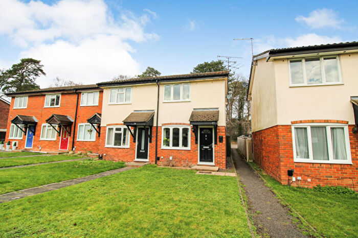 2 Bedroom End Of Terrace House For Sale In Kingfisher Close, Farnborough, GU14