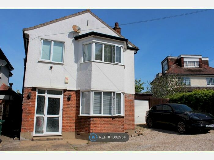 3 Bedroom Detached House To Rent In Cat Hill, Barnet, EN4