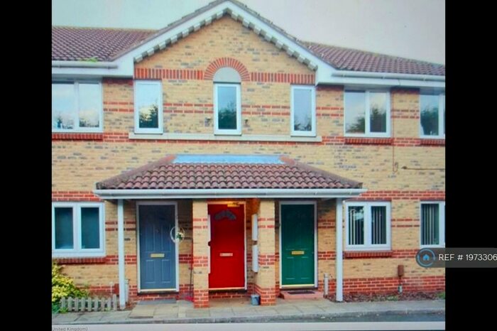 2 Bedroom Flat To Rent In Mountbatten Gardens, Beckenham, BR3