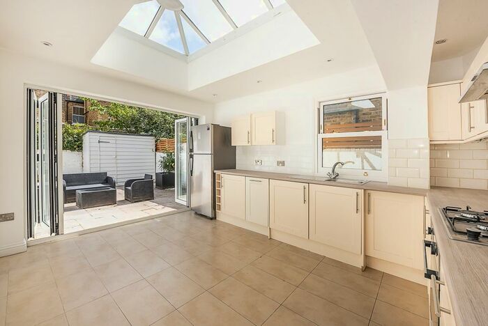 3 Bedroom Flat To Rent In Wandsworth Bridge Road, London, SW6