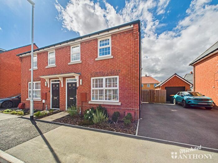 3 Bedroom Semi-Detached House For Sale In Chadwick Crescent, Leighton Buzzard, Bedfordshire, LU7