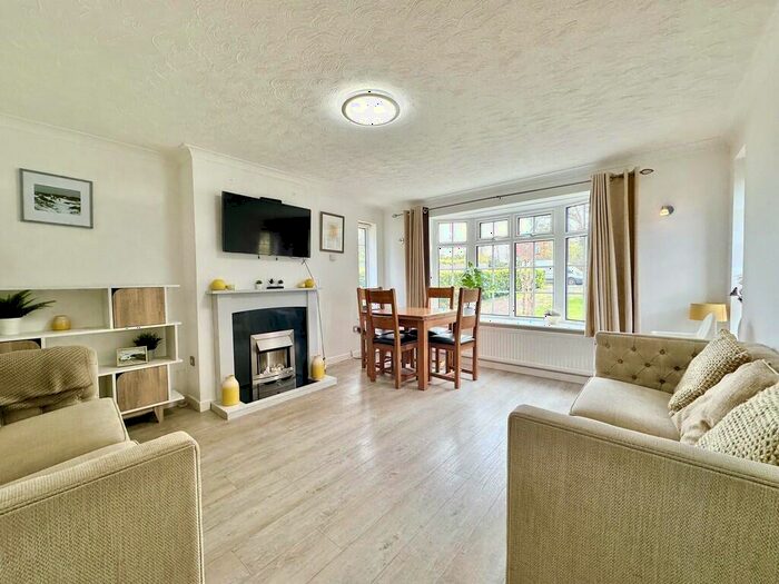 3 Bedroom Semi-Detached Bungalow For Sale In Somerton Road, Winterton-on-sea, NR29