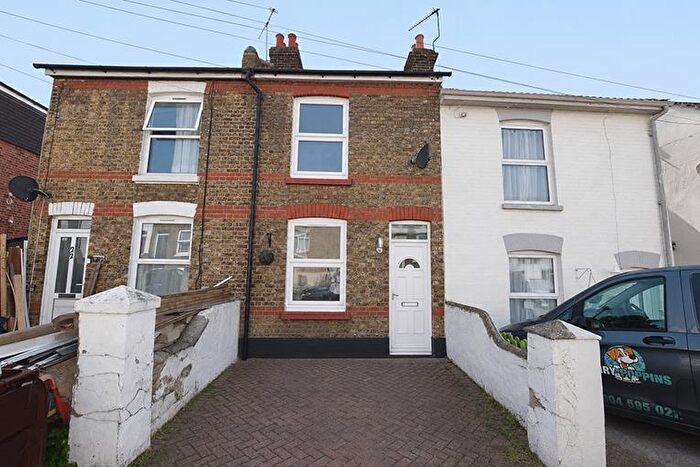 2 Bedroom Terraced House For Sale In Queens Road, Chatham, ME5