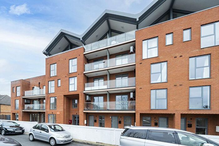 3 Bedroom Flat To Rent In East Road, London, SW19