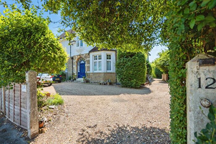1 Bedroom Flat For Sale In Lower Edgeborough Road, Guildford, Surrey, GU1
