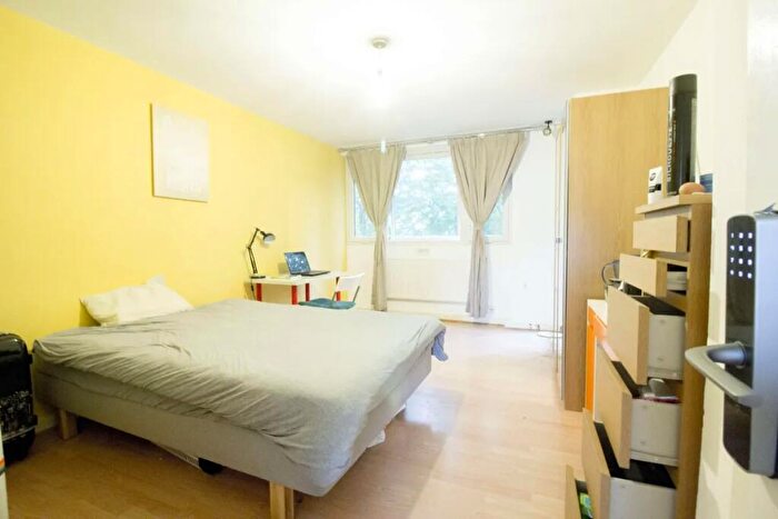 3 Bedroom House To Rent In President House, King Square, London, EC1V