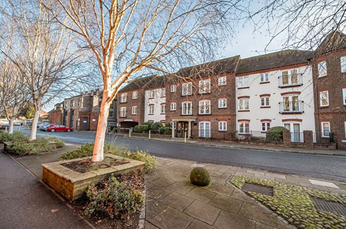 2 Bedroom Flat For Sale In Deanery Close, Chichester, PO19