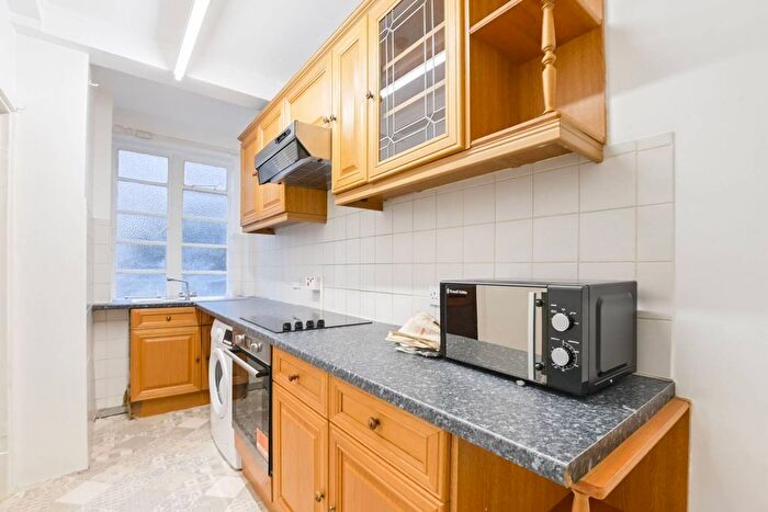 2 Bedroom Flat To Rent In Balham High Road, Balham, London, SW17