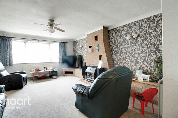 2 Bedroom Detached Bungalow For Sale In School Lane, Luton, LU4