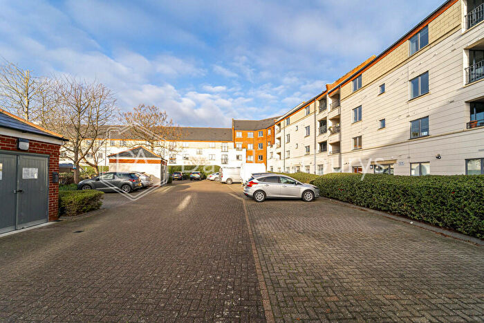 3 Bedroom Flat To Rent In Tollington Way, Holloway, London, N7