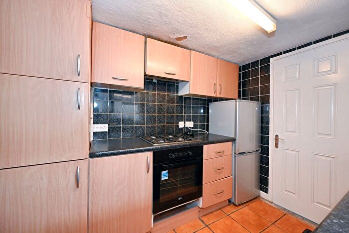 3 Bedroom Terraced House For Sale In De Beauvoir Road, Reading, Berkshire, RG1