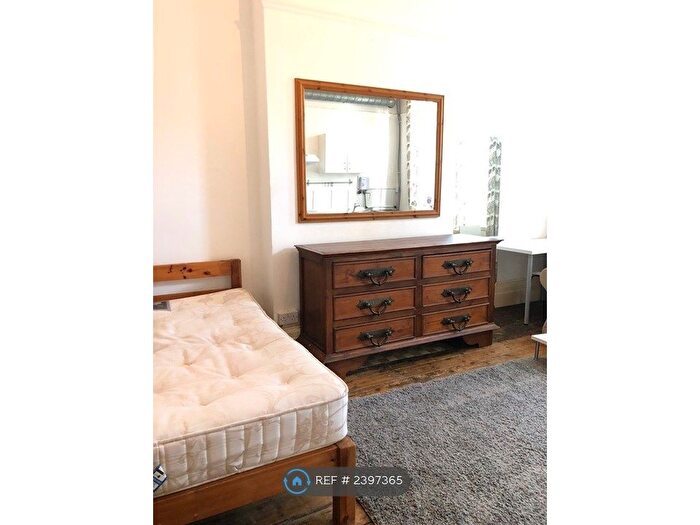 Studio To Rent In Lingfield Avenue, Kingston Upon Thames, KT1