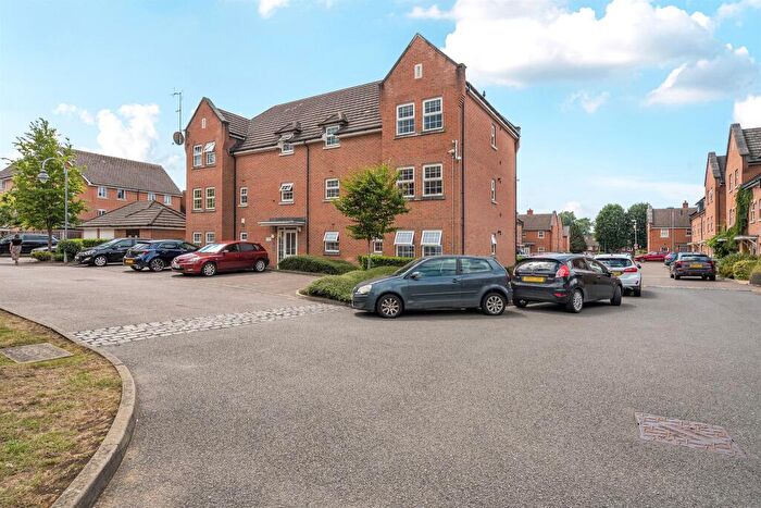 2 Bedroom Flat For Sale In Avian Avenue, Frogmore, St. Albans, AL2
