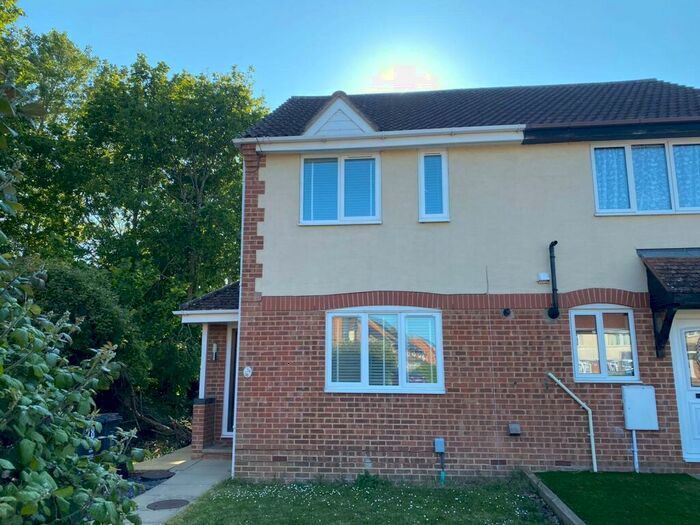 2 Bedroom House To Rent In Chatsworth Road, Swindon, SN25