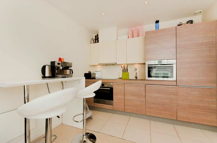 2 Bedroom Flat To Rent In Bromyard House, Acton, London, W3