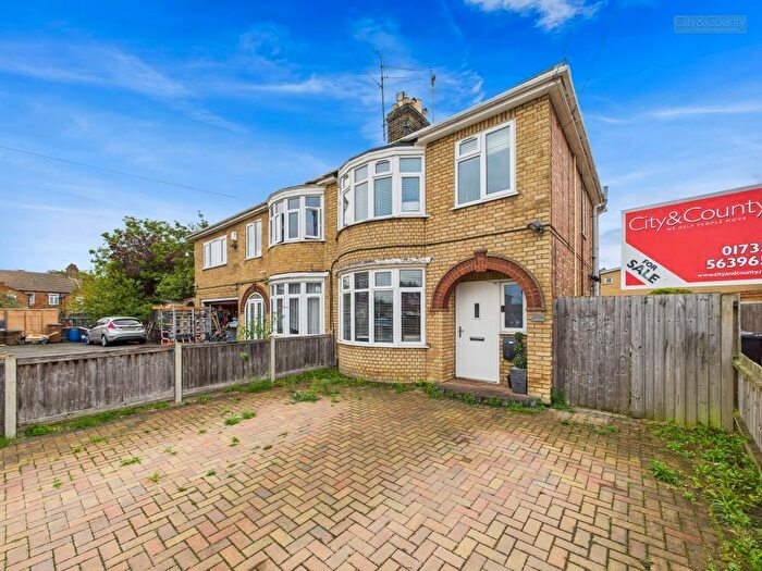 3 Bedroom Semi-Detached House For Sale In Carleton Crest, Peterborough, PE4