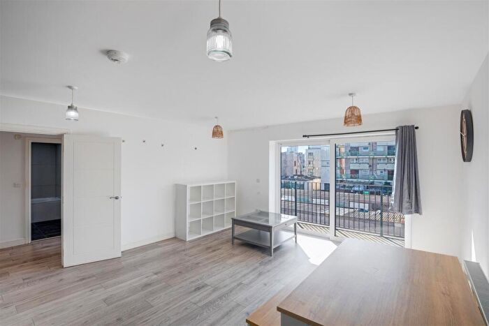 3 Bedroom Apartment To Rent In Parker Street, Silvertown, E16
