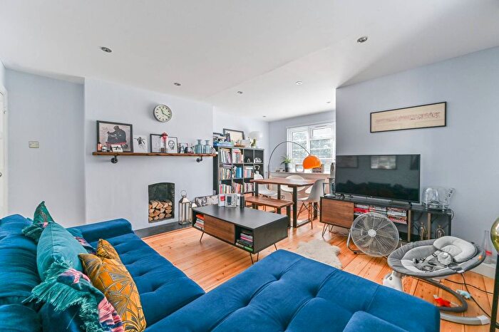 2 Bedroom Flat For Sale In The Woodlands, Crystal Palace, London, SE19