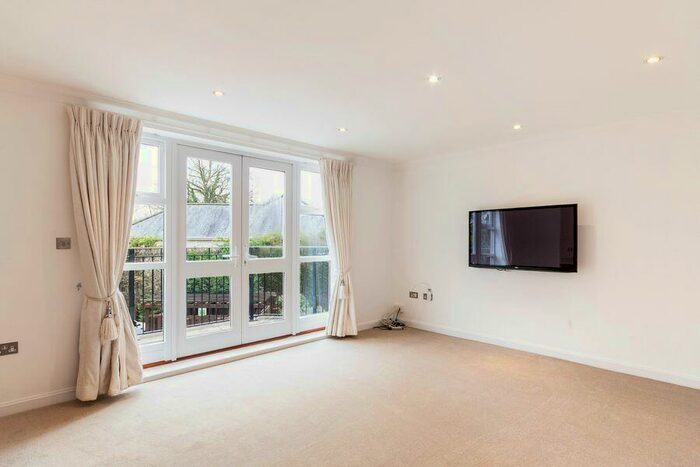 2 Bedroom Apartment To Rent In Snows Ride, Windlesham, GU20