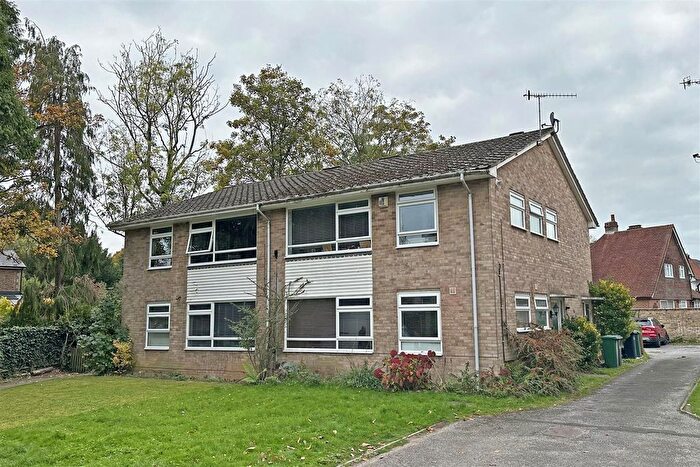 2 Bedroom Maisonette For Sale In Park Road, Redhill, RH1