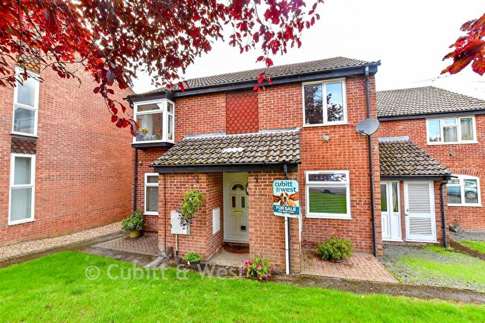 2 Bedroom Maisonette For Sale In Meon Close, Waterlooville, Hampshire, PO8