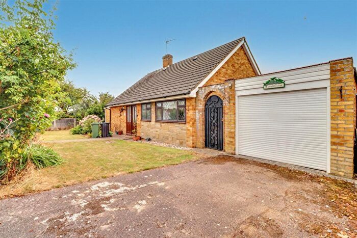 2 Bedroom Detached Bungalow For Sale In Longfield Close, Wickford, SS11