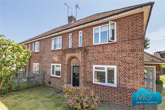 2 Bedroom Maisonette For Sale In Warwick Road, Barnet, EN5