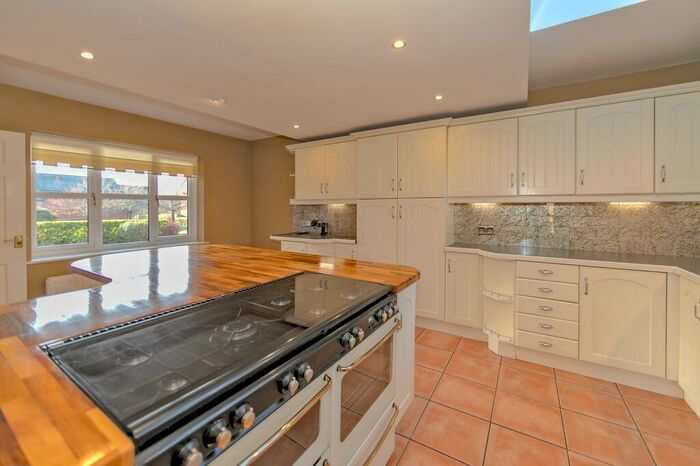 3 Bedroom Property To Rent In Redland Drive, Loughton, MK5