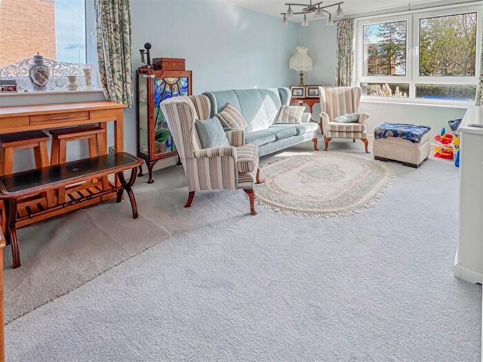 2 Bedroom Apartment For Sale In South Terrace, Littlehampton, BN17
