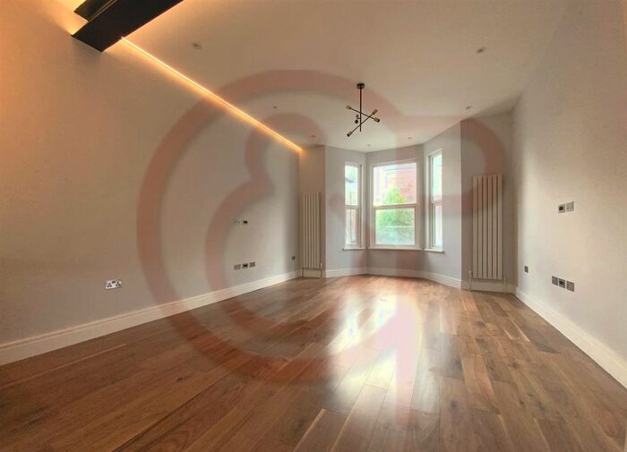 3 Bedroom Flat To Rent In Horn Lane, Acton, W3