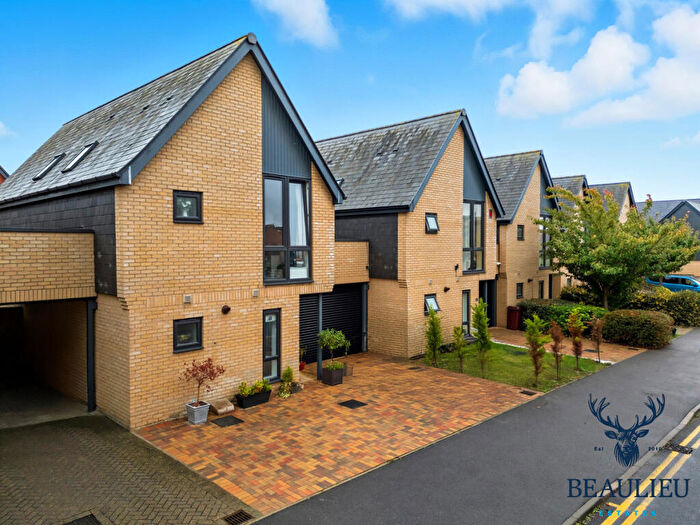 3 Bedroom Detached House For Sale In Brassie Wood, Chelmsford, CM3