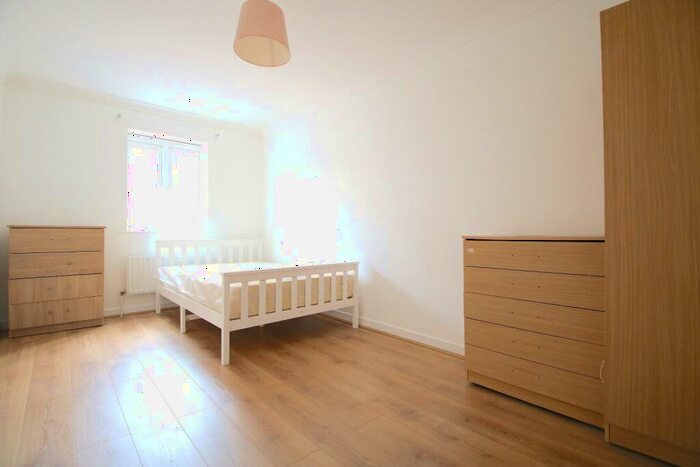 2 Bedroom Flat To Rent In St. Pauls Way, London, E3