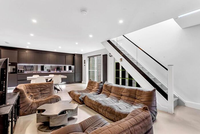 2 Bedroom Flat To Rent In Defoe Road, London, N16