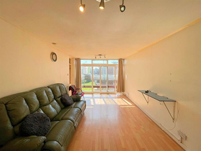 2 Bedroom Flat For Sale In Lyndwood Court, Stoneygate, Leicester, LE2