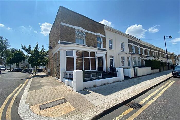 3 Bedroom Flat To Rent In Ferndale Road, Clapham North, SW4
