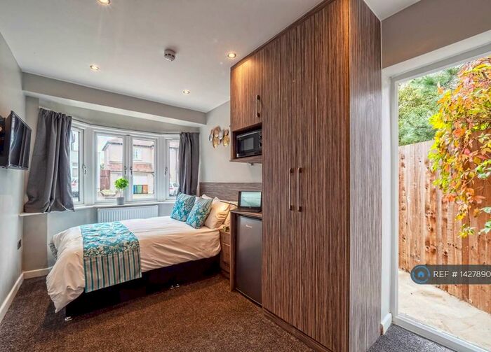 Studio To Rent In Mount Drive, Harrow, HA2