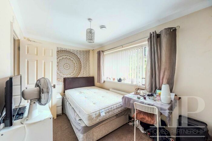 1 Bedroom Property To Rent In Stagelands, Langley Green, RH11