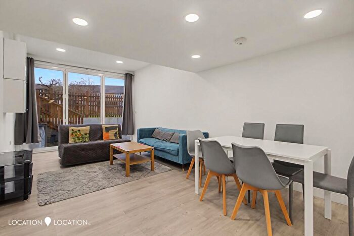 2 Bedroom Flat To Rent In Queens Drive, London, N4