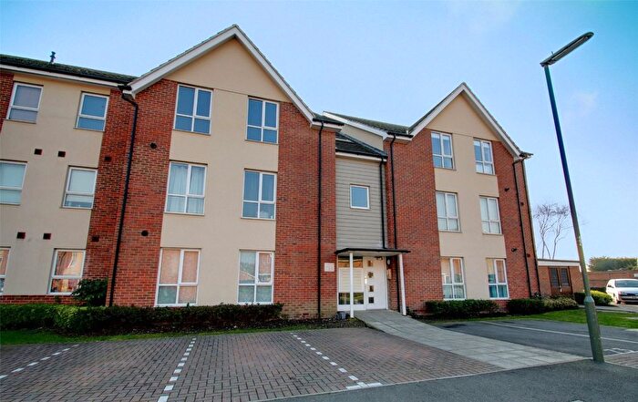 2 Bedroom Flat To Rent In Harrow Close, Addlestone, Surrey, KT15