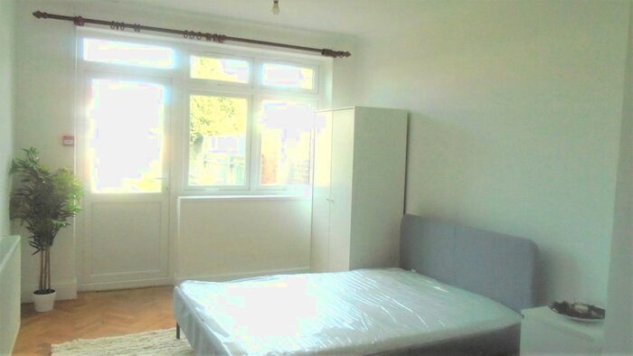 Studio To Rent In Great West Road, Hounslow, TW5