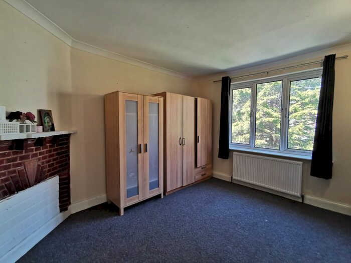 2 Bedroom Maisonette To Rent In Oak Tree Dell, London, NW9