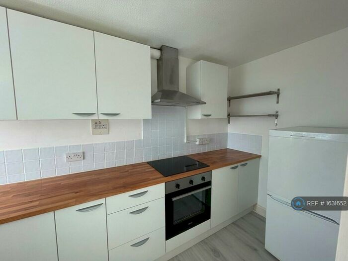 2 Bedroom Flat To Rent In Windsor Court, London, SE19