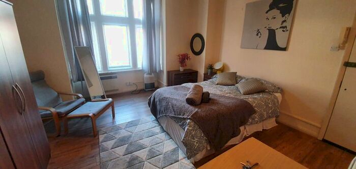 Studio To Rent In Park Avenue, London, NW2